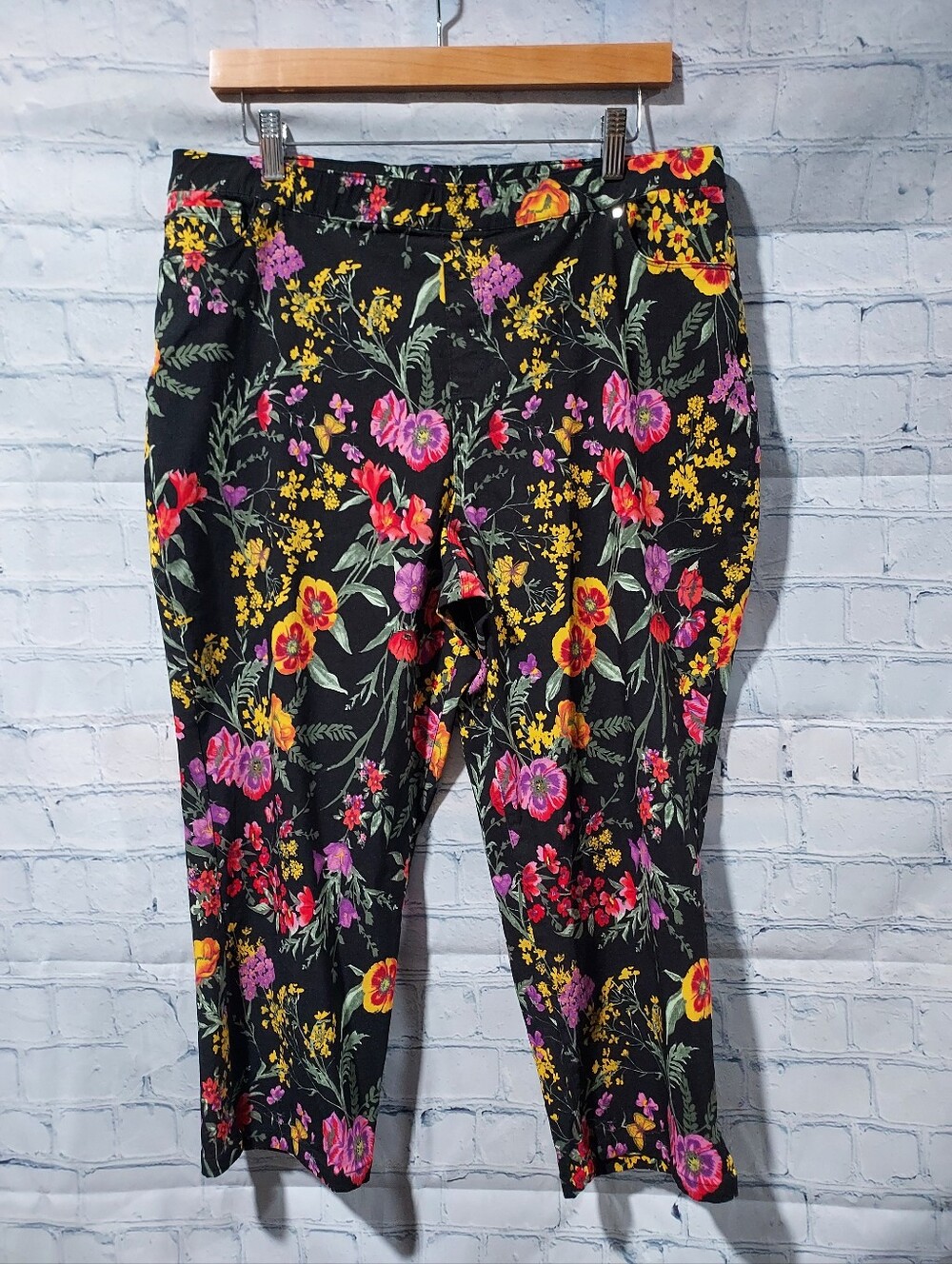 Susan Graver 18WP Floral Black Pants Capri Cropped Viscose Petite Petal Pusher